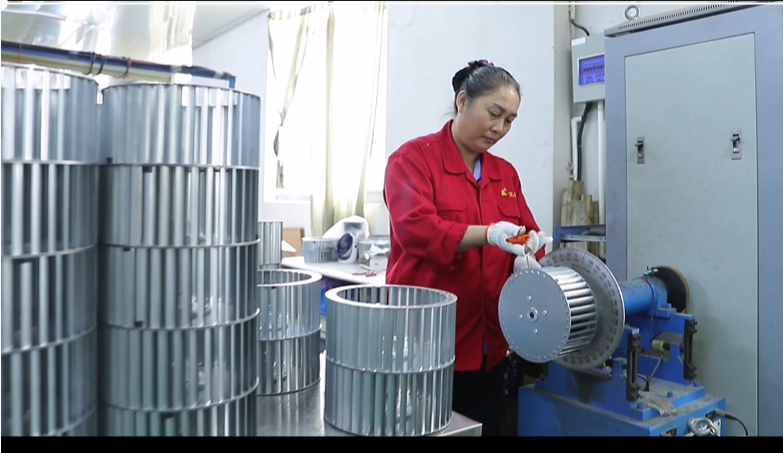 Ang mga blades ng turbine ng hangin ay nababagay para sa balanse.png